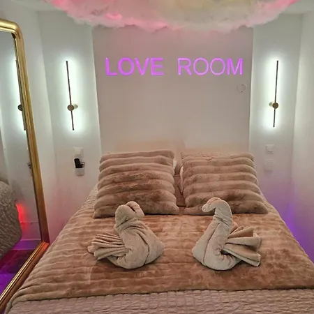 Daire Loveroom By Limousinelyonnaise *